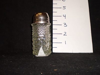 Salt Shaker Glass w/silver lid