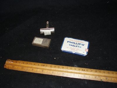 Siler shaving razor w/silver tin for extra razors