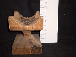 Wooden pedestal (large block)