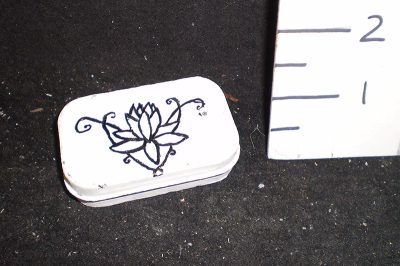 Snuff box, white, flower motif