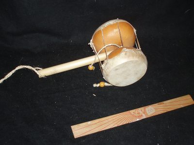 Small double drum on stick (spin-drum)