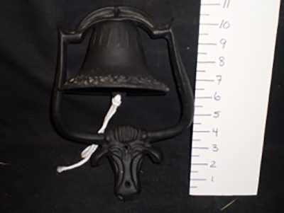Wall-mountable dinner bell with cow head