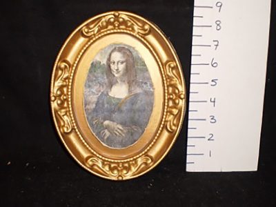 Mona lisa in oval gold frame